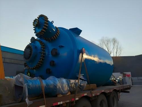 What are the characteristics of glass lined reaction vessels?